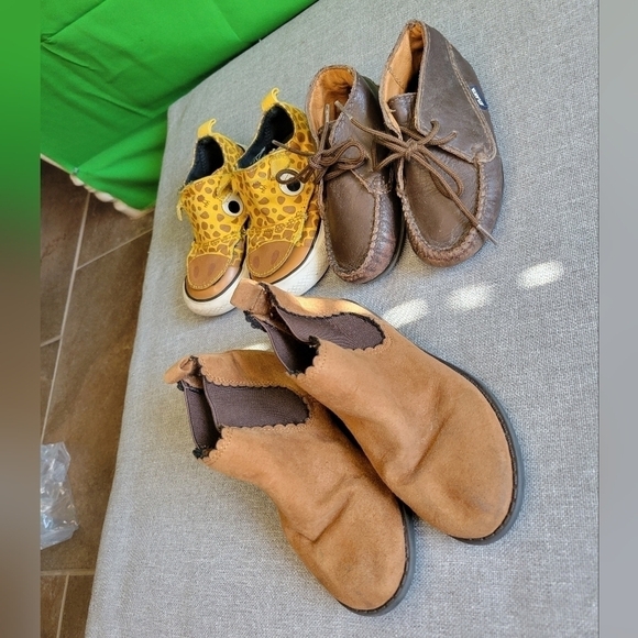 Bundle of 3 pairs of boys shoes. - Picture 3 of 14